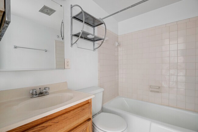 Foto del edificio - 4450 MacArthur Blvd NW