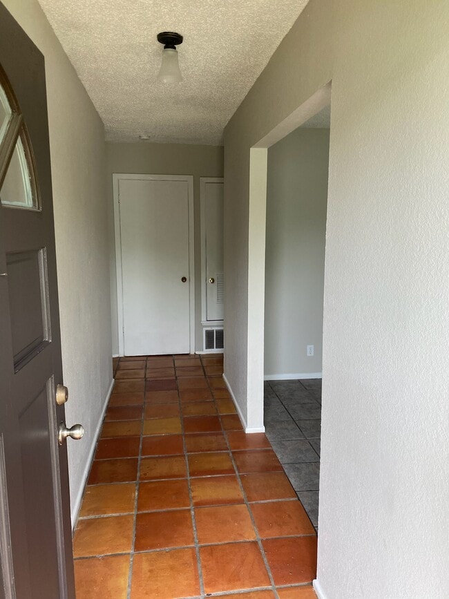 Building Photo - 6726 Spring Haven St