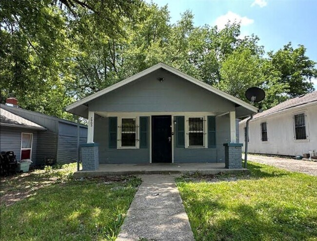 Building Photo - AVAILABLE NOW! HALF OFF 2ND MONTH RENT! 2 Bed 1 Bath home in Kansas City $975