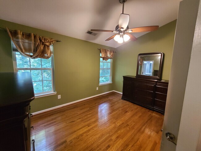 primary bedroom (furniture included) - 832 Rock Creek Rd