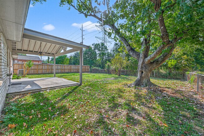 Foto del edificio - 7230 Oak Village Dr