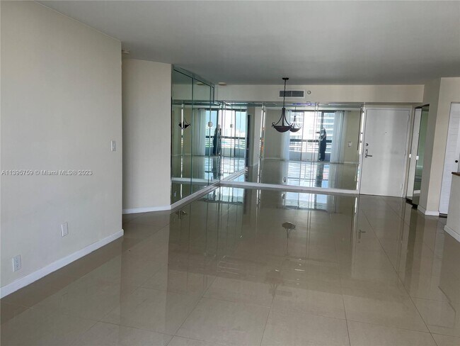 Building Photo - 19101 Mystic Pointe Dr
