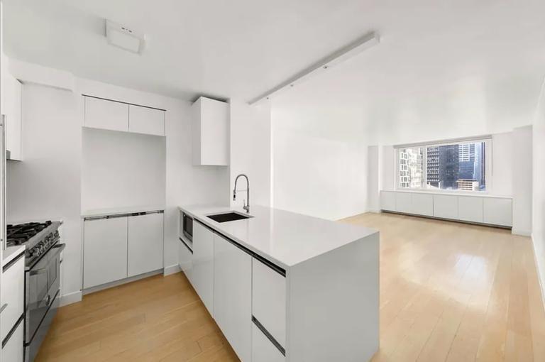 Foto principal - 3 bedroom in NEW YORK NY 10019