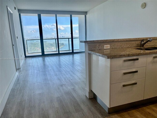 Foto del edificio - 601 NE 36th St
