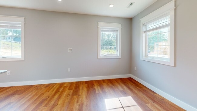 Building Photo - 4BR/4BA Unit #101 in 14 BR Triplex | UTK O...