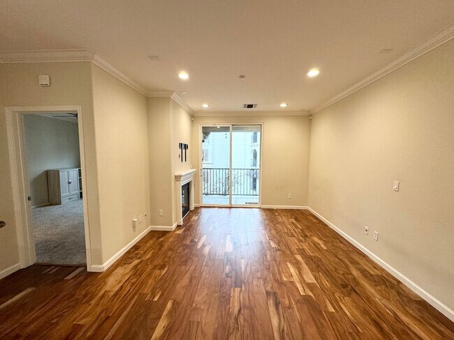 Building Photo - Perfect Shape Luxury Condo in the Terraces...