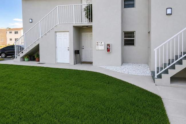 Building Photo - 3741 SW 60th Ave