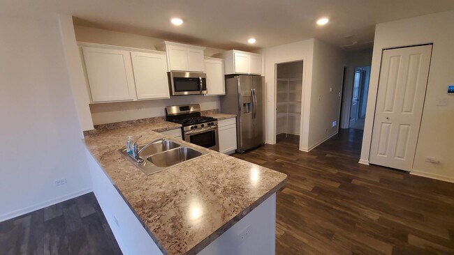 Foto del edificio - 192 Goldenrod Dr