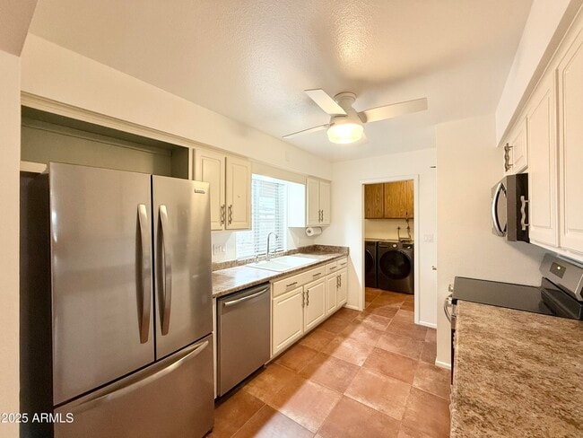 Building Photo - 4559 E Dragoon Ave