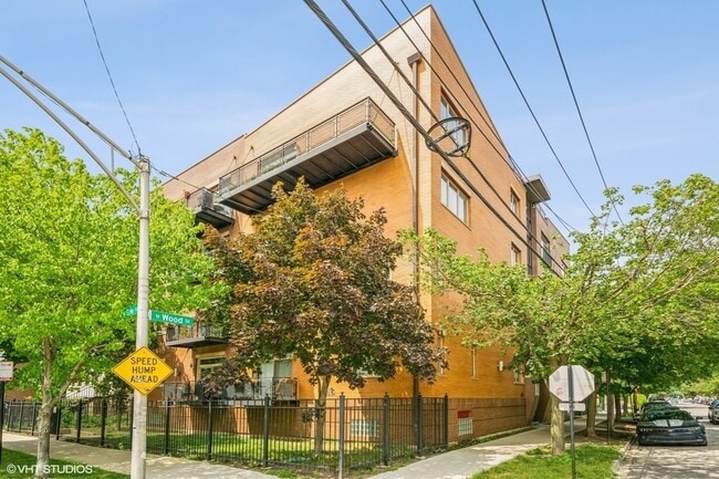 Building Photo - 1800 W Erie St