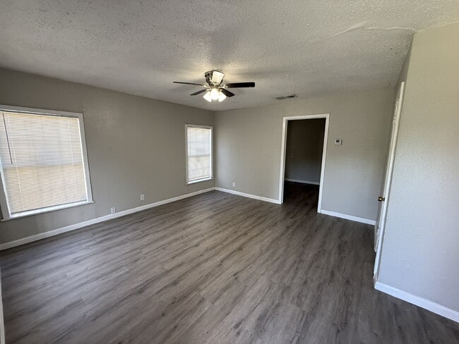 Building Photo - 2213 Lea Crest Dr