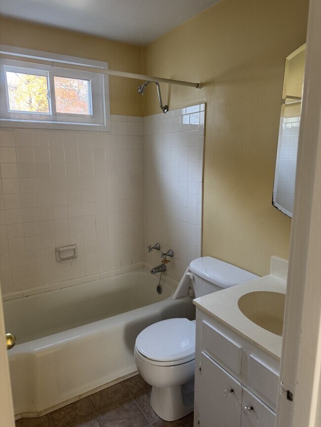 Foto del edificio - Adorable 2 Bed 1 Bath Duplex, Available Now!