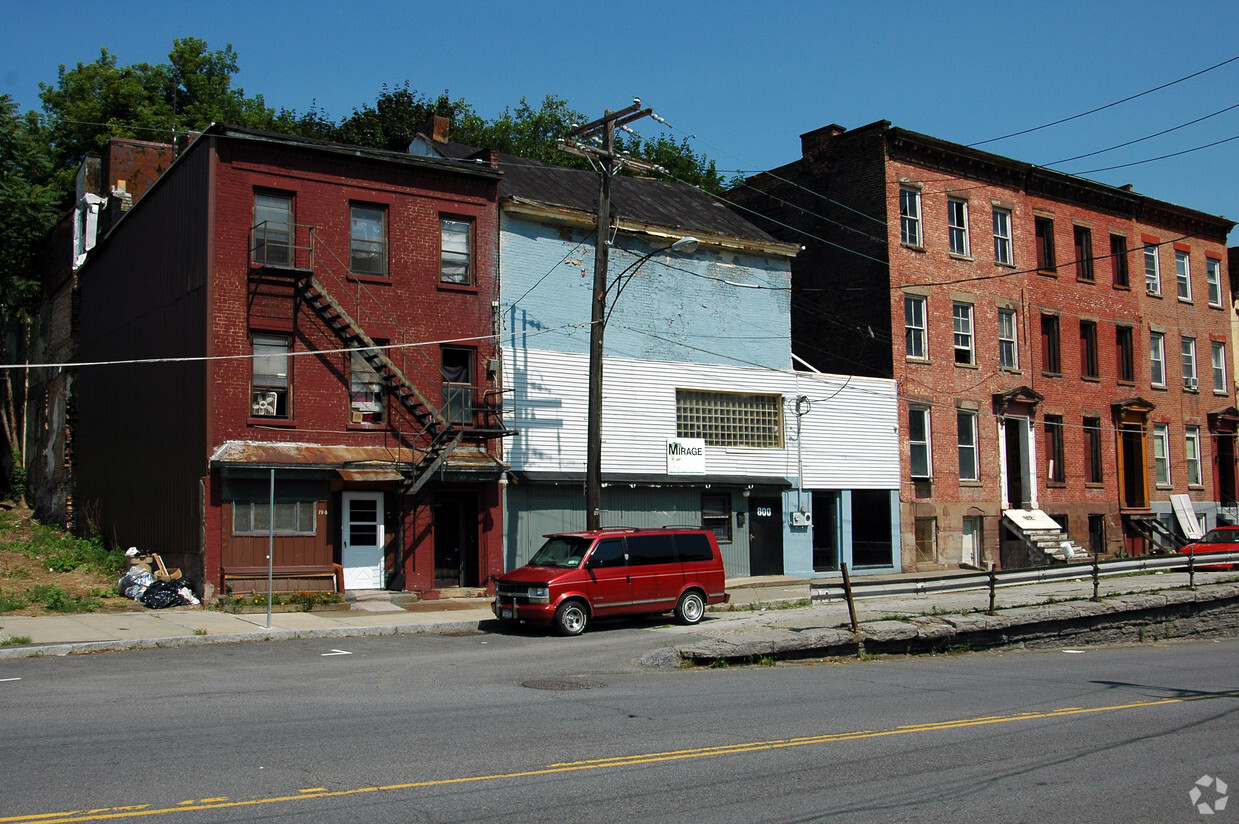 Building Photo - 798 Broadway St