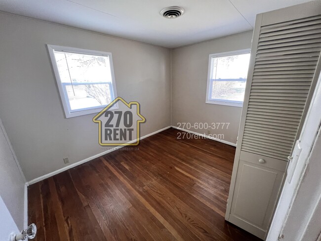Building Photo - 121 Crestview Dr