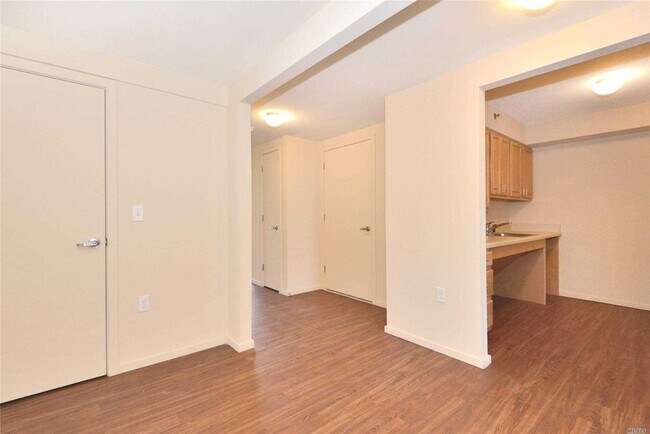 Building Photo - 420 Schroeders Ave