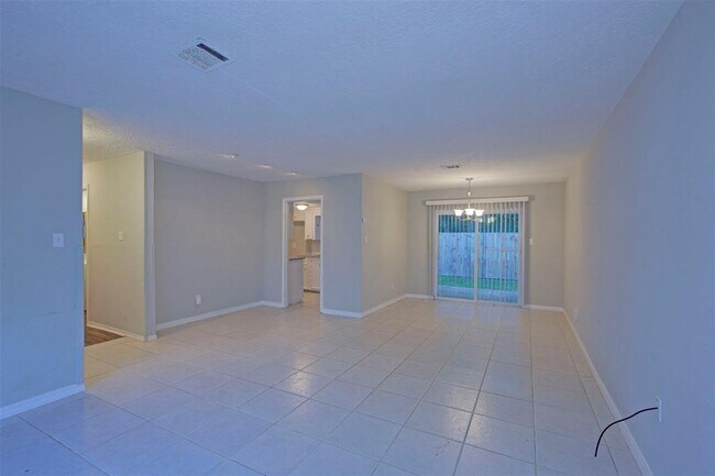 Foto del edificio - 9943 Valley Lake Dr