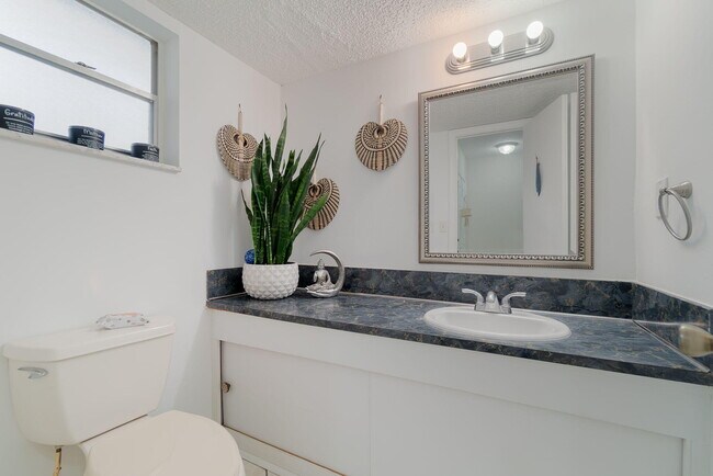 Building Photo - 2 W Greenway Dr