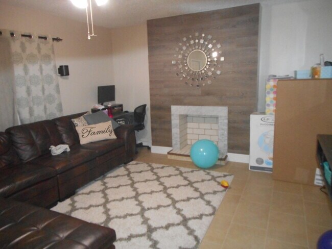 Foto del edificio - 1644 Courtney Lakes Cir