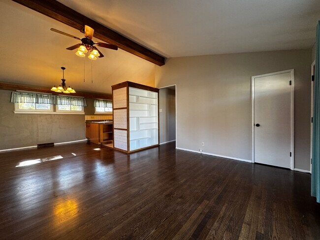 Building Photo - 556 Joshua Dr