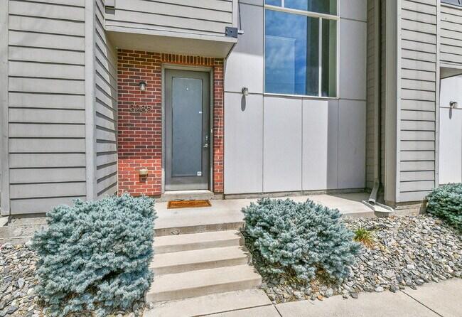 Foto del edificio - $2,850- 2 Bed/2.5-bathroom Townhome in Denver with Rooftop Deck!