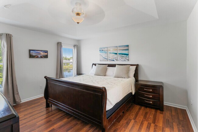 Master king bed - 109 N Aberdeenshire Dr
