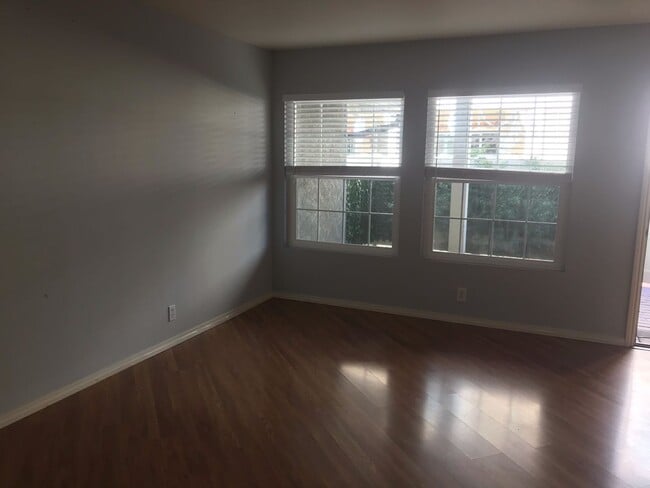 Foto del edificio - 2 BEDROOM/2BATH TOWN HOUSE STYLE CONDO IN ...
