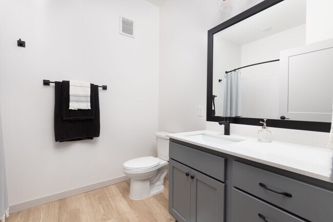Interior Photo - Lynvue