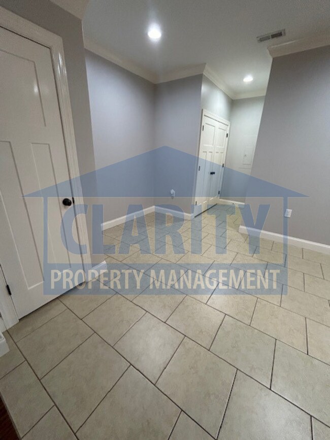 Building Photo - Great modern townhome with fenced in yard!
