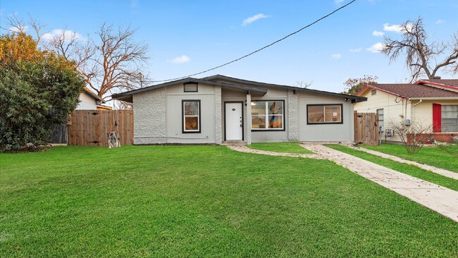 Building Photo - Charming Renovated Home with Huge Backyard!