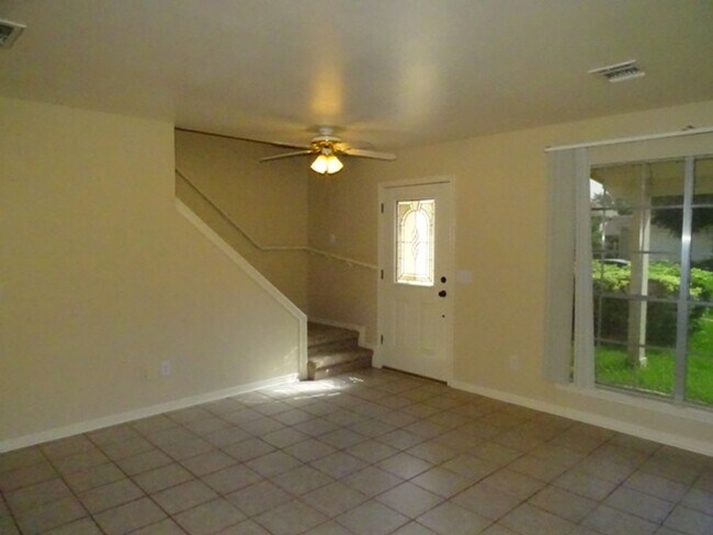 Foto del edificio - 5907 Deer Lake Dr