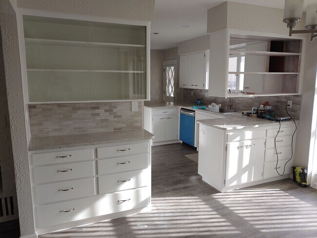 Building Photo - Spacious 4 Bedroom Home