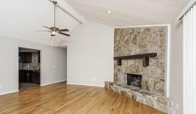 Building Photo - 8832 Parkridge Dr