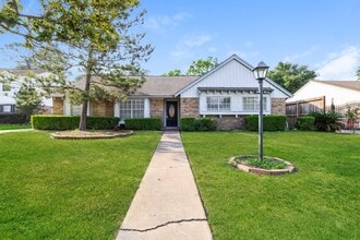 Building Photo - 222 Magic Oaks Dr