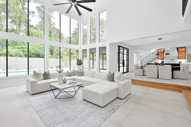 Building Photo - 35 Fernglen Dr
