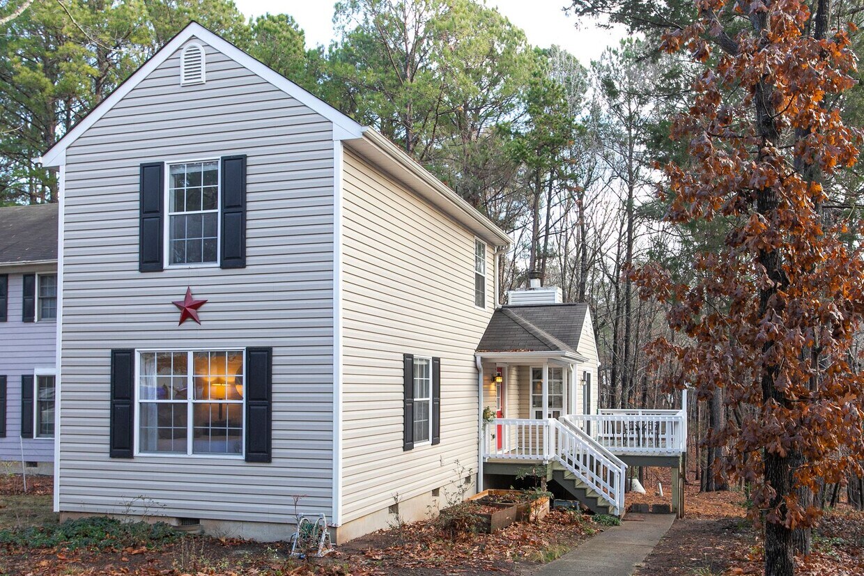 Primary Photo - Fabulous Centrally Located 3 Bedroom Chape...