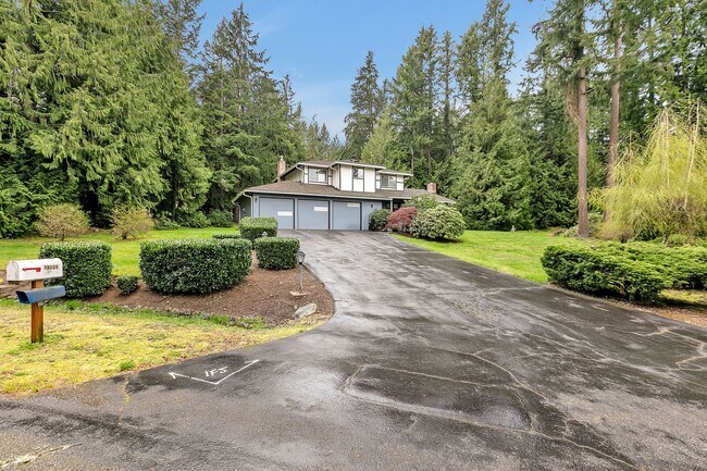 Building Photo - 4bed/2.25bath Stunning Remodeled Home on E...