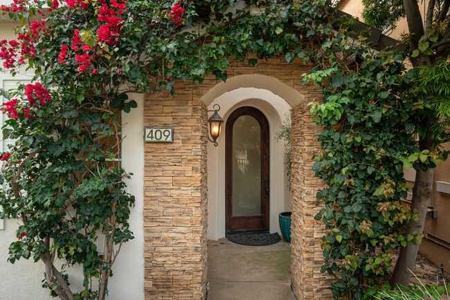 Building Photo - 409 N Cedros Ave