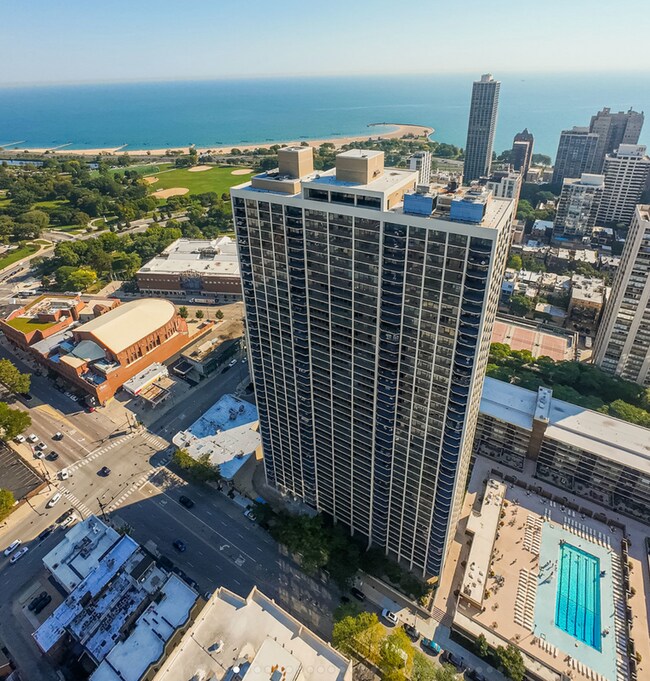 Foto del edificio - 1560 N Sandburg Terrace