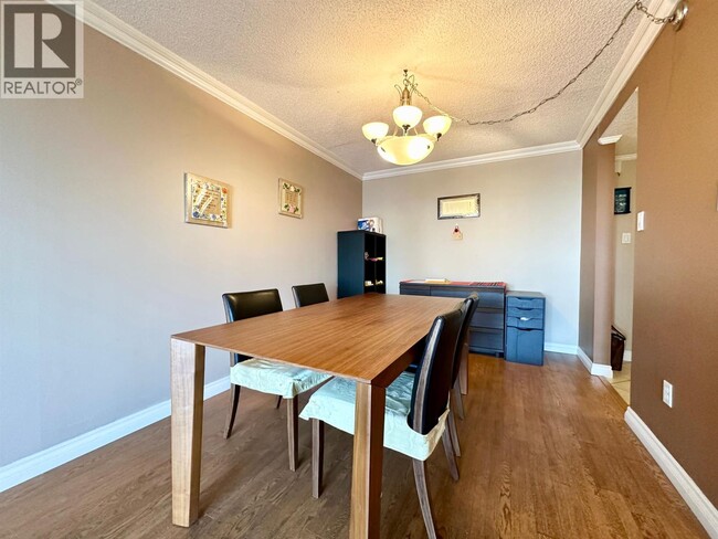 Building Photo - 6595 Willingdon Ave