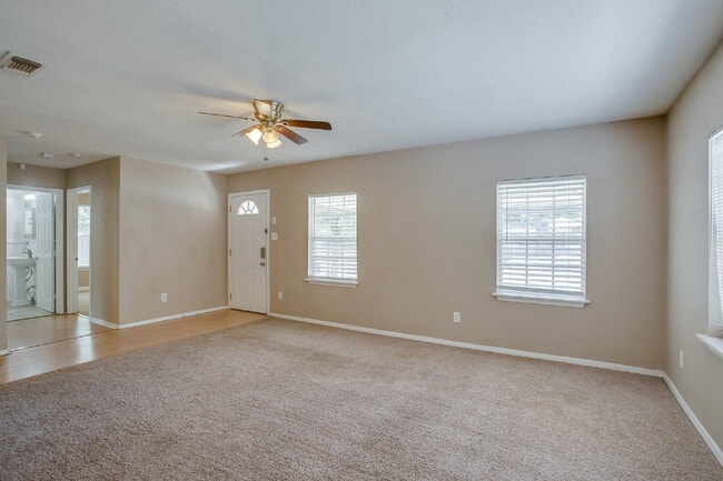 Building Photo - Large 4 bedroom in Tech Terrace ready to c...