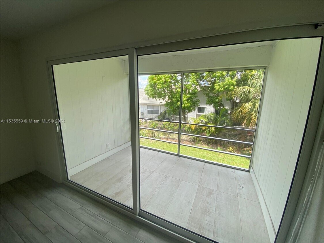 Foto principal - 3777 Northwest 78th Avenue, Hollywood, FL ...