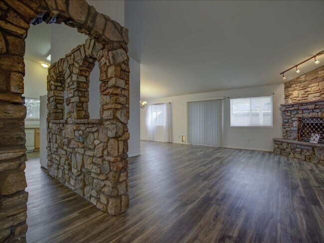 Building Photo - 4 Bedroom, 2 Bathroom