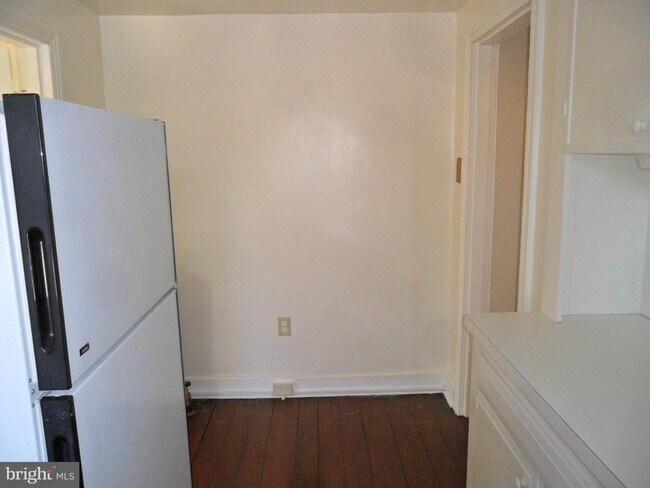 Building Photo - 423 Delaware St
