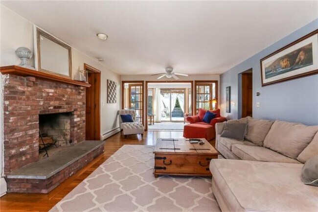 Foto del edificio - 3 bedroom in Barrington RI 02806