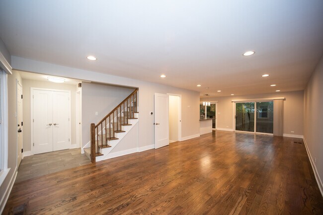 Foto del edificio - 738 Green Bay Rd
