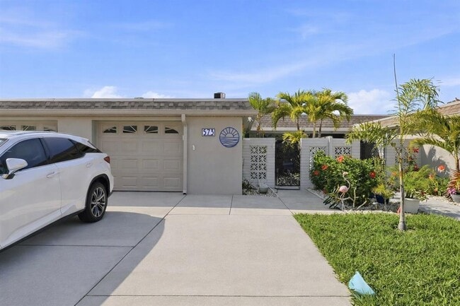 Foto del edificio - 573 Boca Ciega Point Blvd N