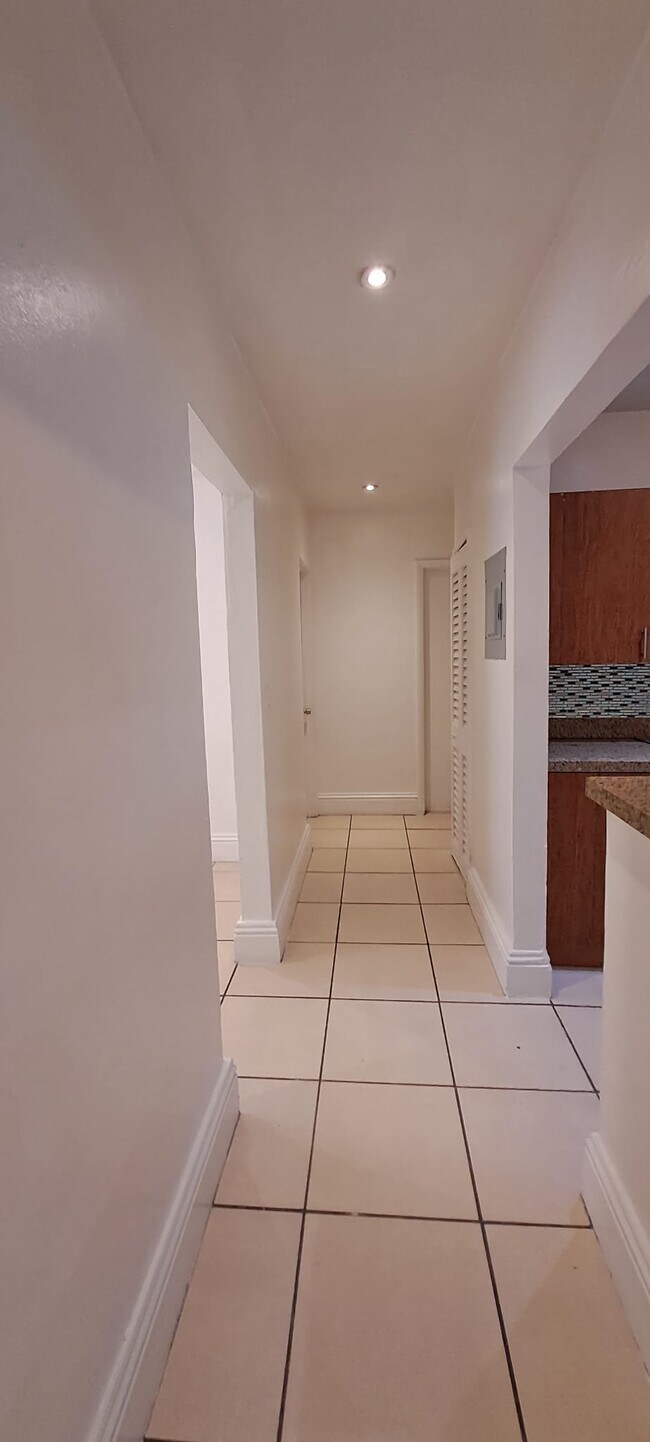 Foto del edificio - 3030 NW 68th St