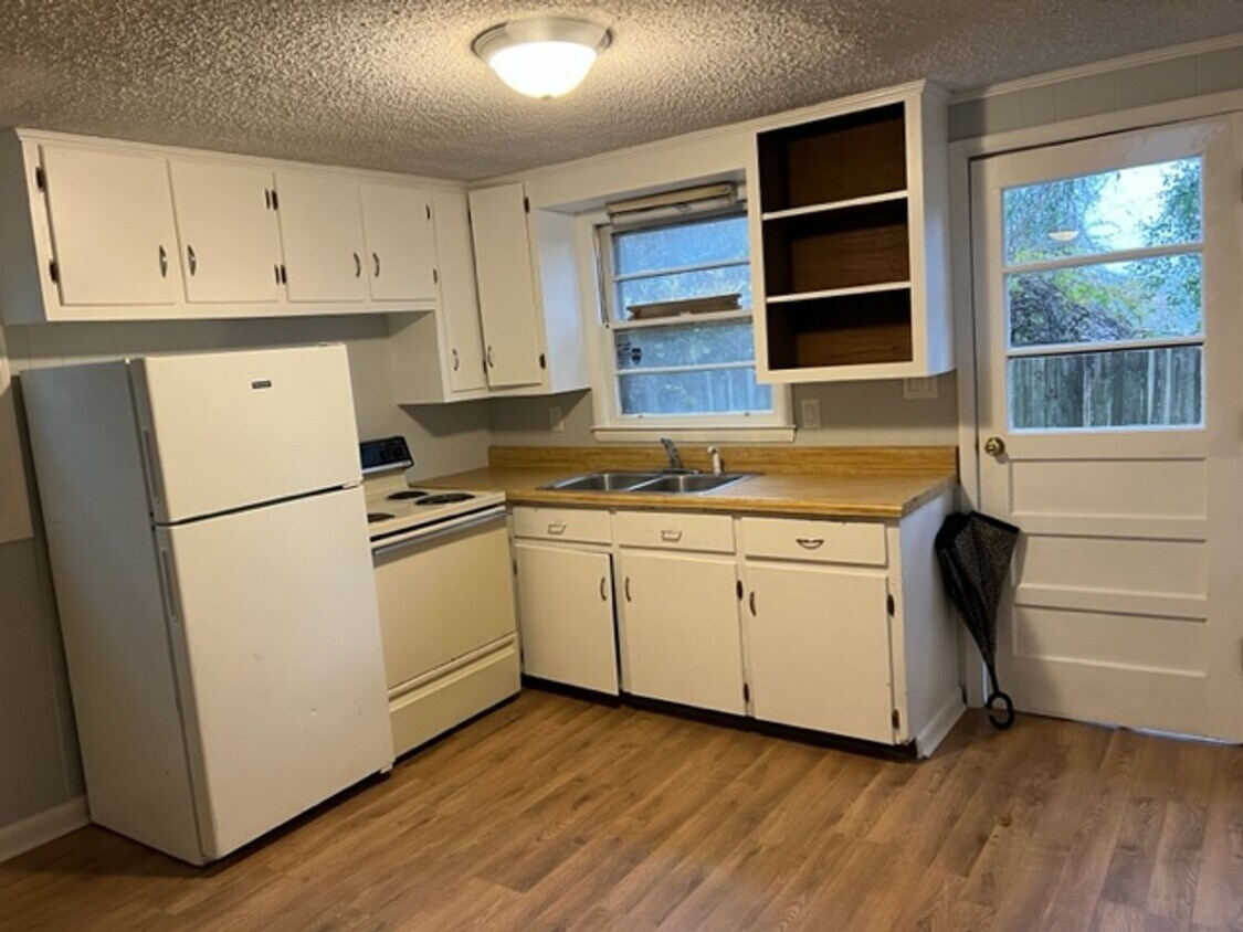 Foto principal - 1 bed 1 bath off W. Broad St