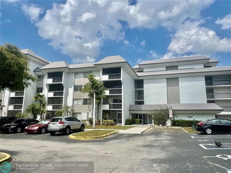 Foto principal - 721 N Pine Island Rd