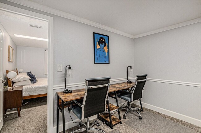 Foto del edificio - Golden Duplex > Unit is fully furnished feels like NEW!